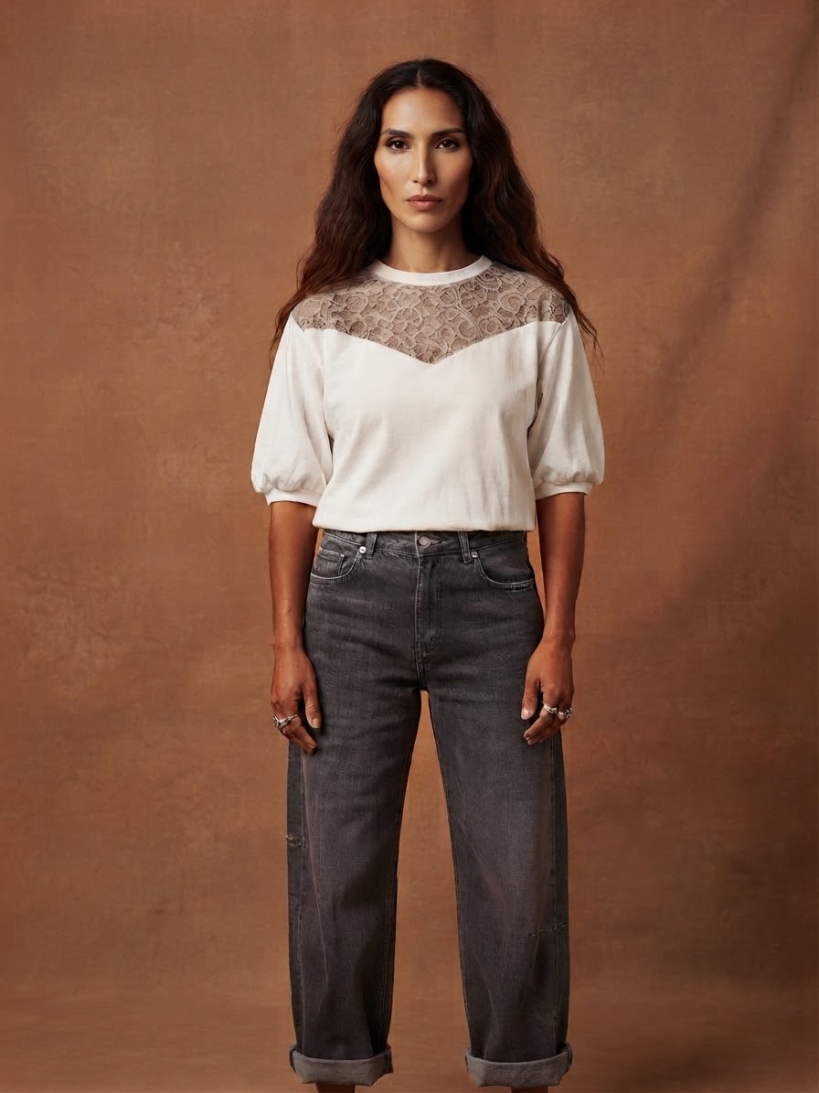 T-Shirt romantica con Maniche a Sbuffo e Inserti in pizzo
